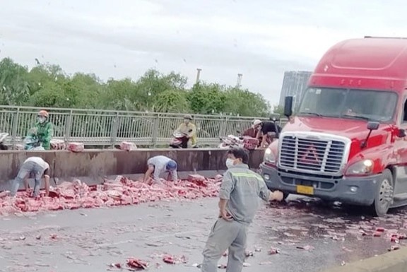 'Hoi cua' sau tai nan xe cho nuoc giai khat tren cau Phu My hinh anh
