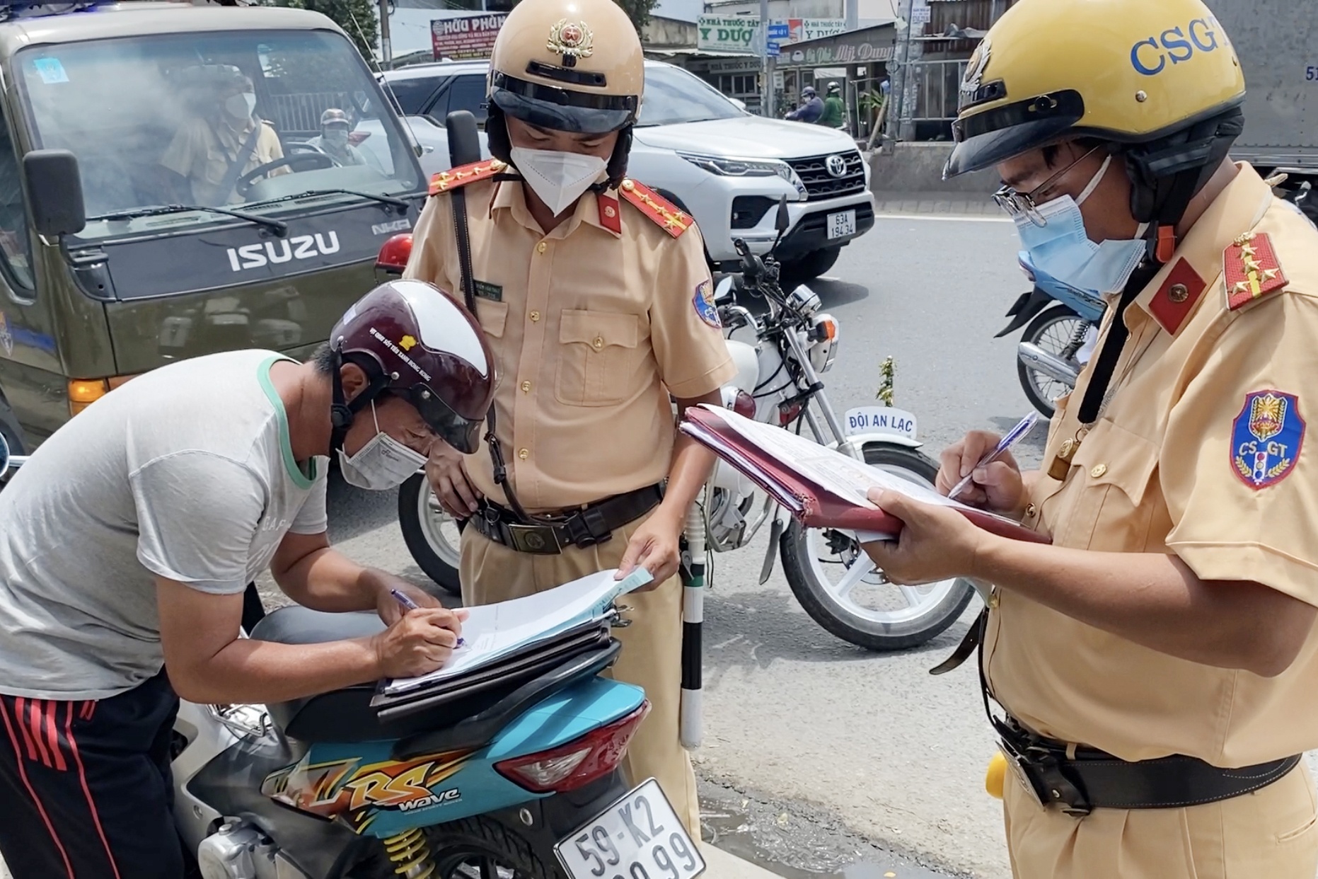 Tai xe chay nguoc chieu o TP.HCM: 'CSGT bat thi toi bo xe' hinh anh