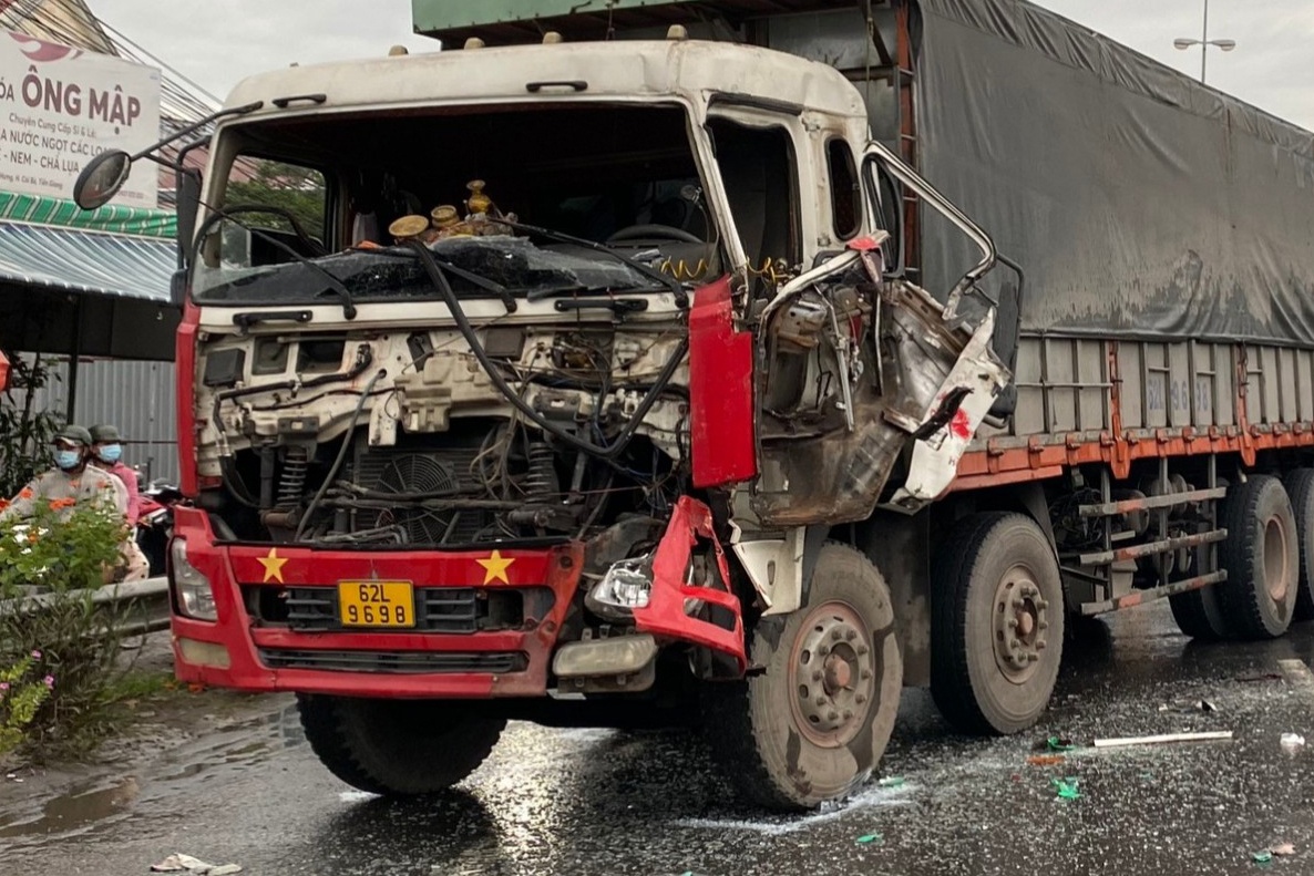 Xe tai bien dang sau tai nan lien hoan tren quoc lo 1 hinh anh