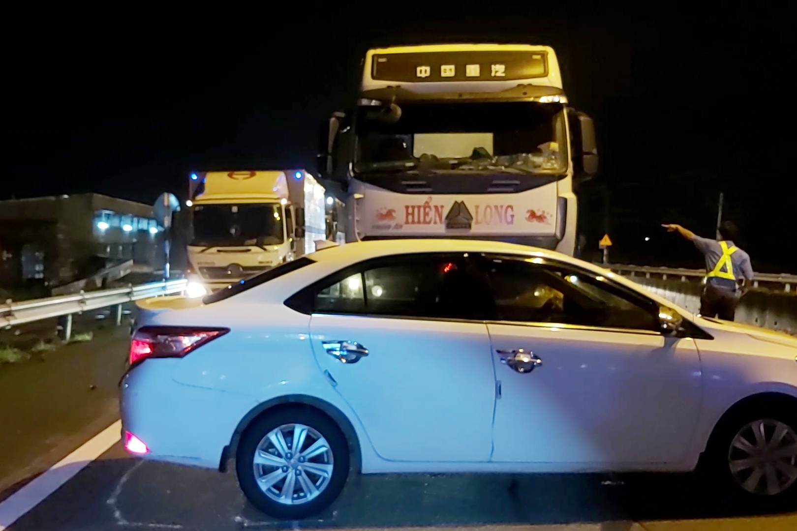 Oto 4 cho nam chan giua cao toc TP.HCM - Trung Luong hinh anh