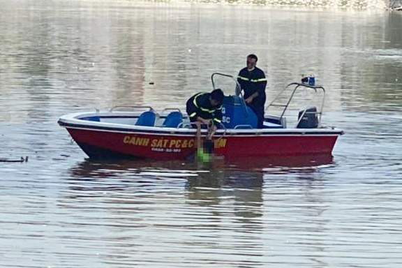 Tim thay thi the thanh nien mat tich o cau Kenh Te hinh anh