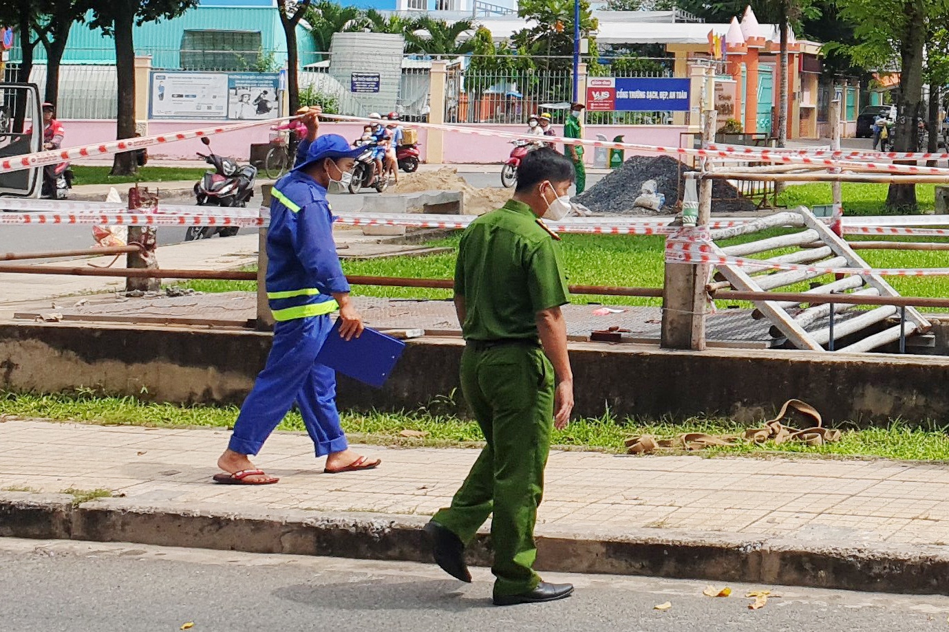 Thi the nguoi phu nu phan huy duoi cong o TP.HCM hinh anh