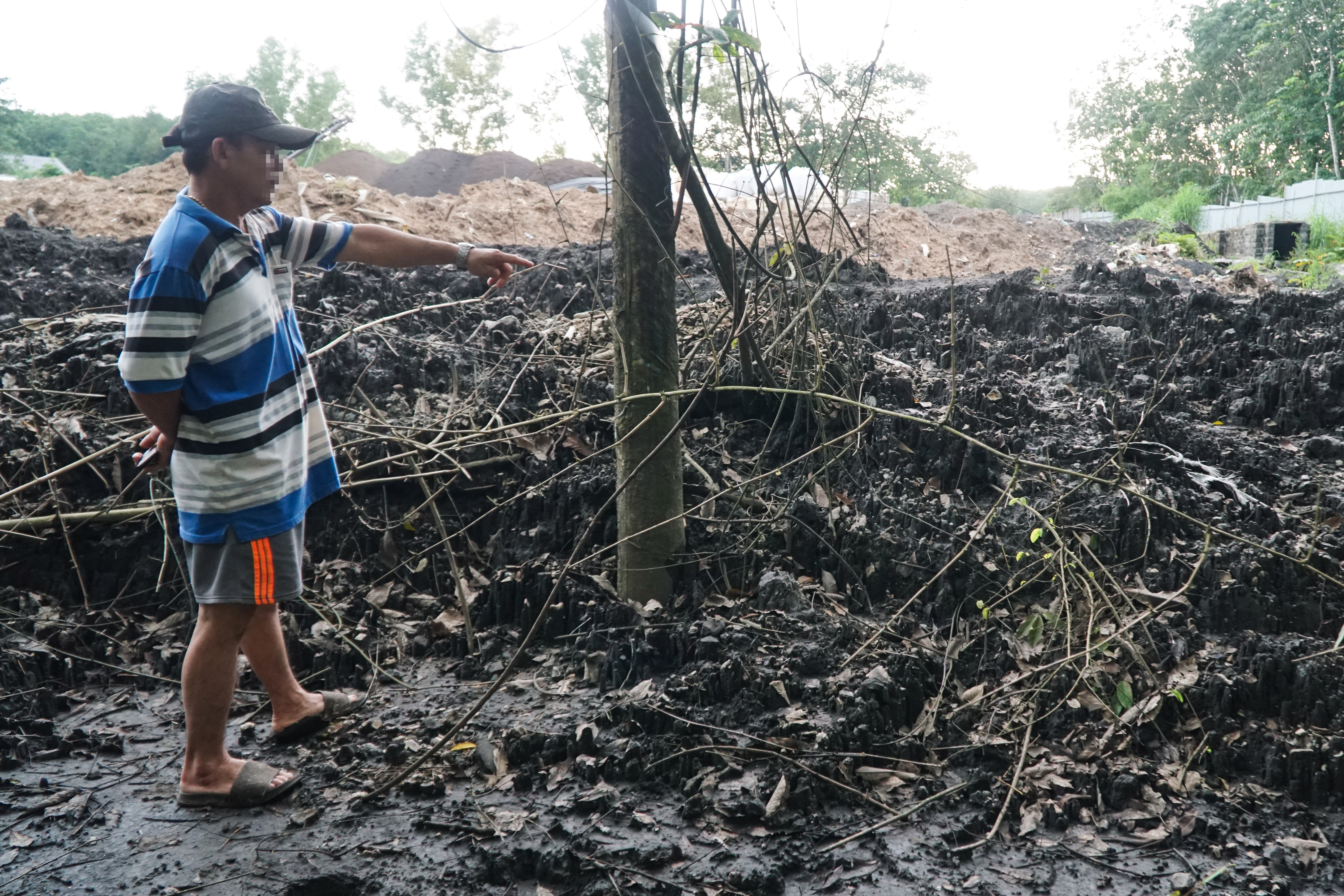 Nguoi dan am anh voi bai chon rac thai o nhiem nhieu nam hinh anh