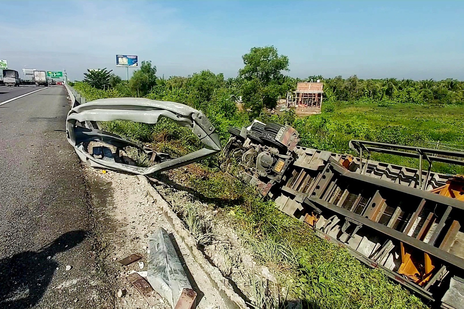 Xe dau keo lat tren cao toc TP.HCM - Trung Luong hinh anh