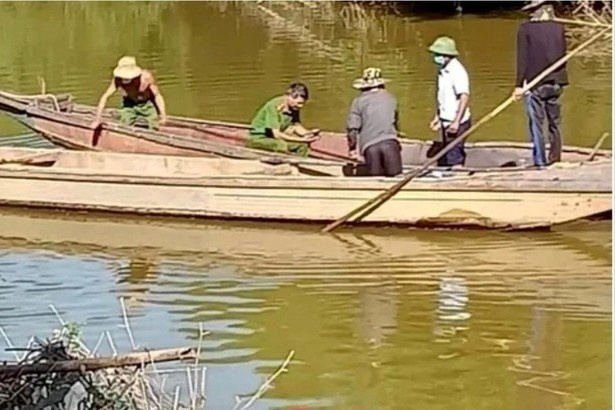 Thi the nguoi phu nu noi tren song o Quang Tri hinh anh