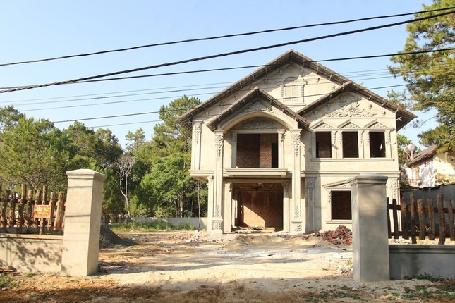 Giao dat biet thu trai luat cho pho truong cong an huyen hinh anh