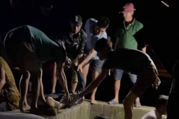 Nguoi dan ong tu vong khi di duc hau o que vo hinh anh