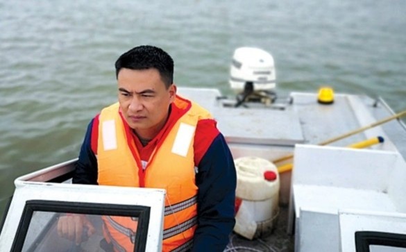 Giam doc bo viec, sam cano di vot nguoi duoi nuoc hinh anh