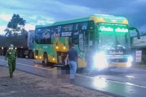 Va cham voi oto khach, hai thieu nien di xe may tu vong hinh anh