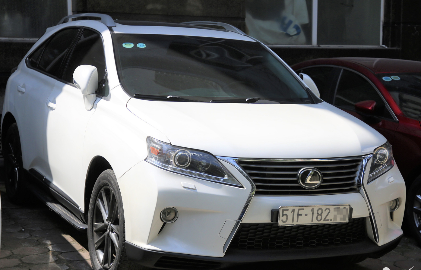 Xe Lexus deo bien TP.HCM gia lien tuc vi pham giao thong o Ha Noi hinh anh