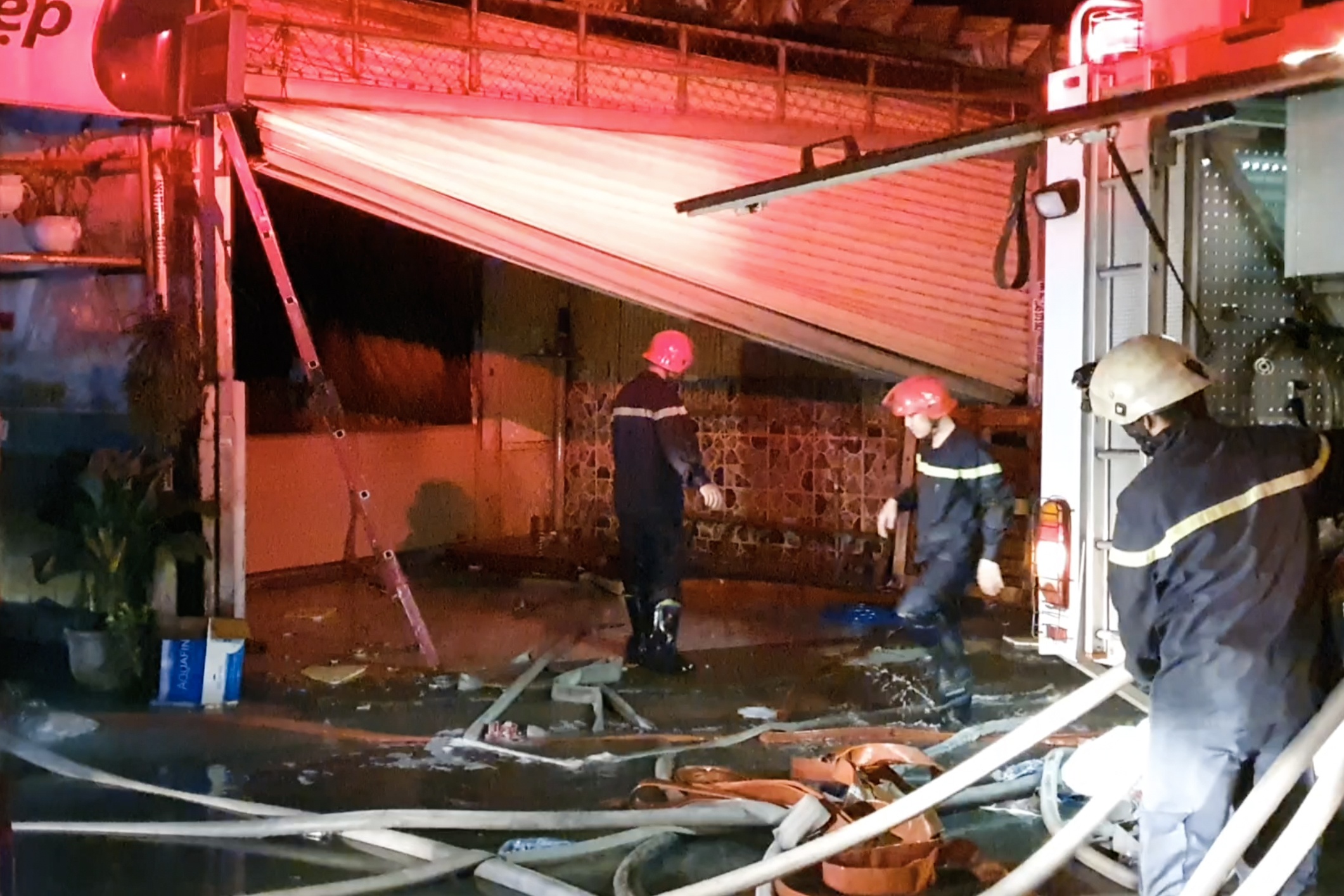 Nhan chung ke luc hoa hoan bung len tai kho giay dep o TP.HCM hinh anh