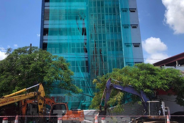 Thao do khach san co toa nha 6 tang do sap trong dem o Hai Phong hinh anh