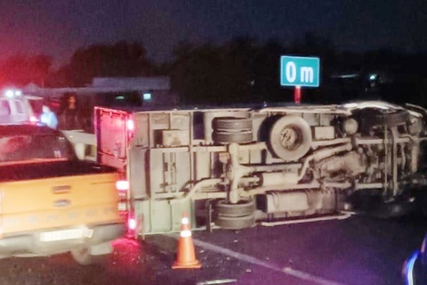 Xe tai lat chan ngang cao toc Trung Luong - My Thuan hinh anh