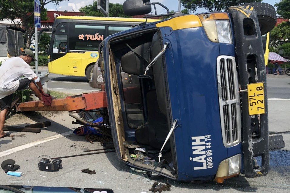 Xe tai mat phanh, lat ngang tren quoc lo 1 hinh anh