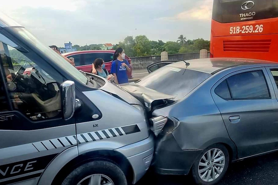 5 oto tong lien hoan tren cao toc TP.HCM - Trung Luong hinh anh