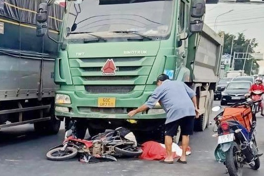 Nu sinh bi xe can tu vong tren duong di hoc ve hinh anh