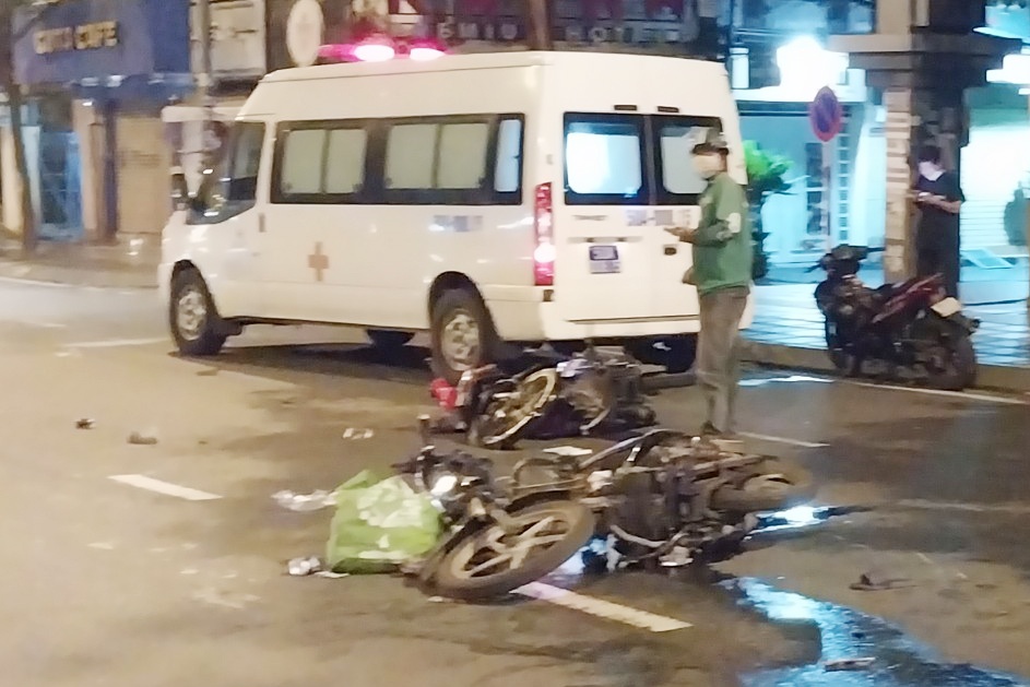 Hai xe may va cham o trung tam TP.HCM, 3 nguoi nguy kich hinh anh