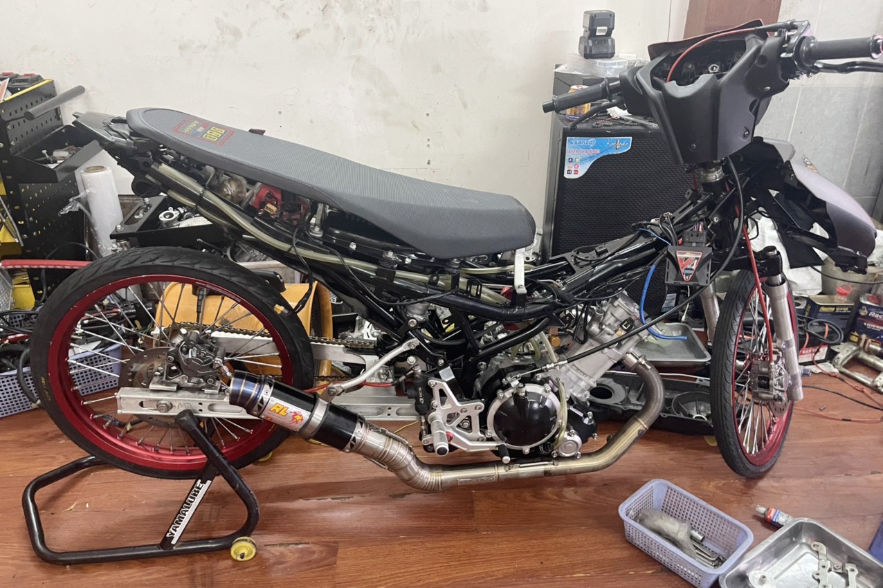 Nhieu xe thay doi ket cau bi CSGT TP.HCM kiem tra, tam giu hinh anh