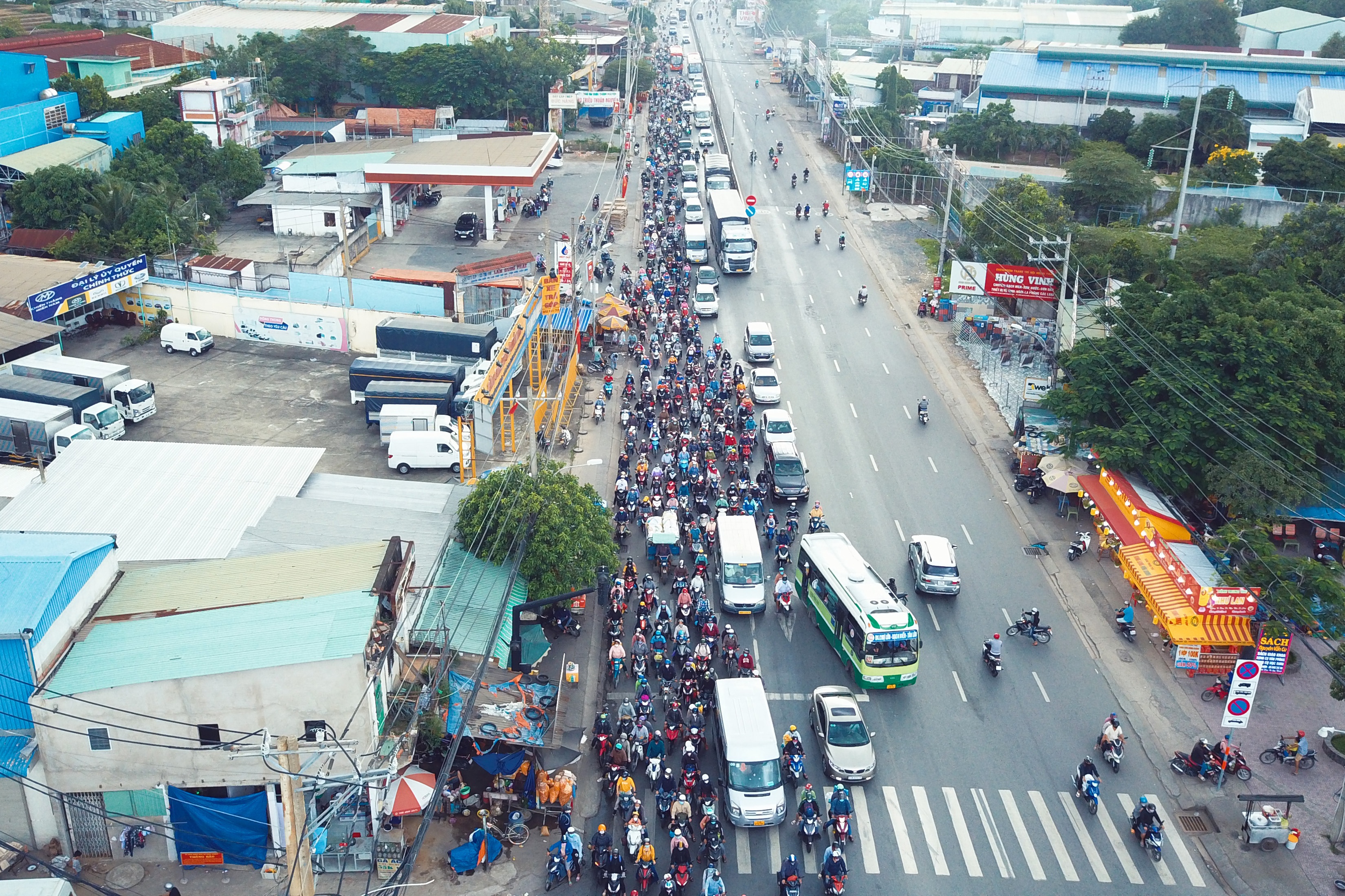 CSGT chan duong, mo loi nguoc chieu de dan quay tro lai TP.HCM sau le hinh anh