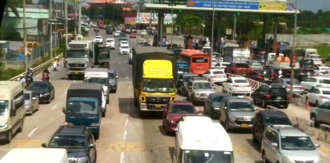 Mot tram thu phi phai xa tram 38 lan vi ket xe trong 4 ngay nghi le hinh anh