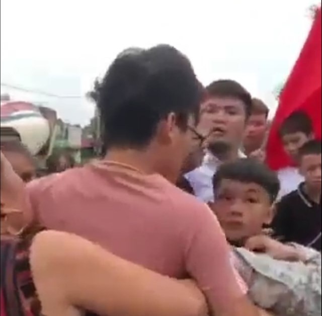 phu huynh danh hoc sinh anh 1