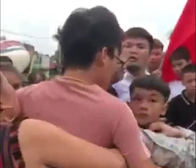 Di khai giang, hoc sinh bi nhom phu huynh loi ra cong hanh hung hinh anh