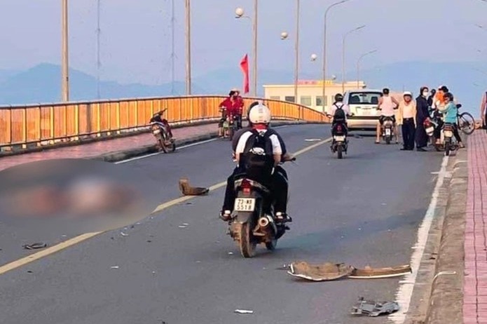 Oto gay tai nan lien hoan tren cau Nhat Le hinh anh