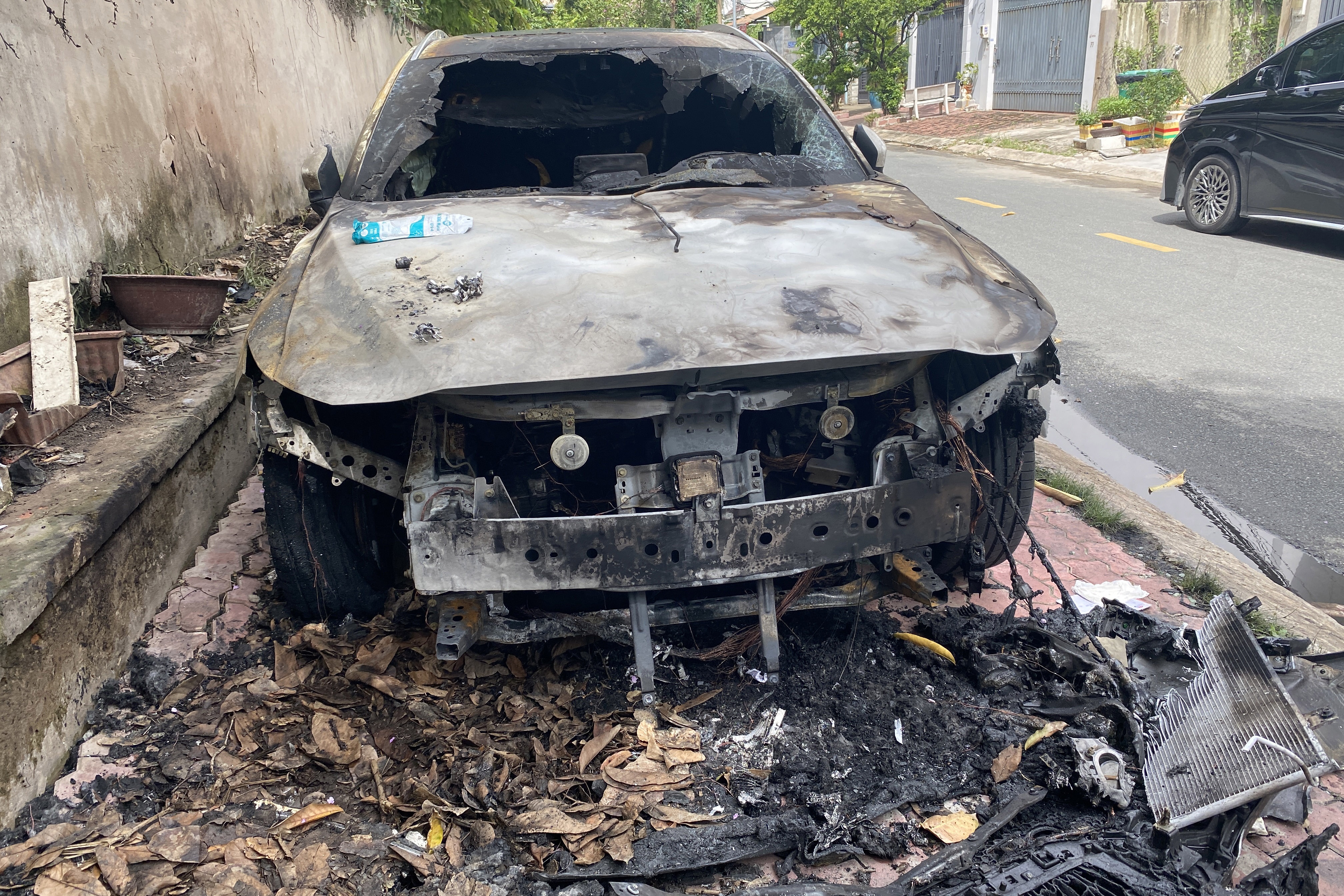 Mazda CX8 bi thieu rui tren via he o TP.HCM hinh anh