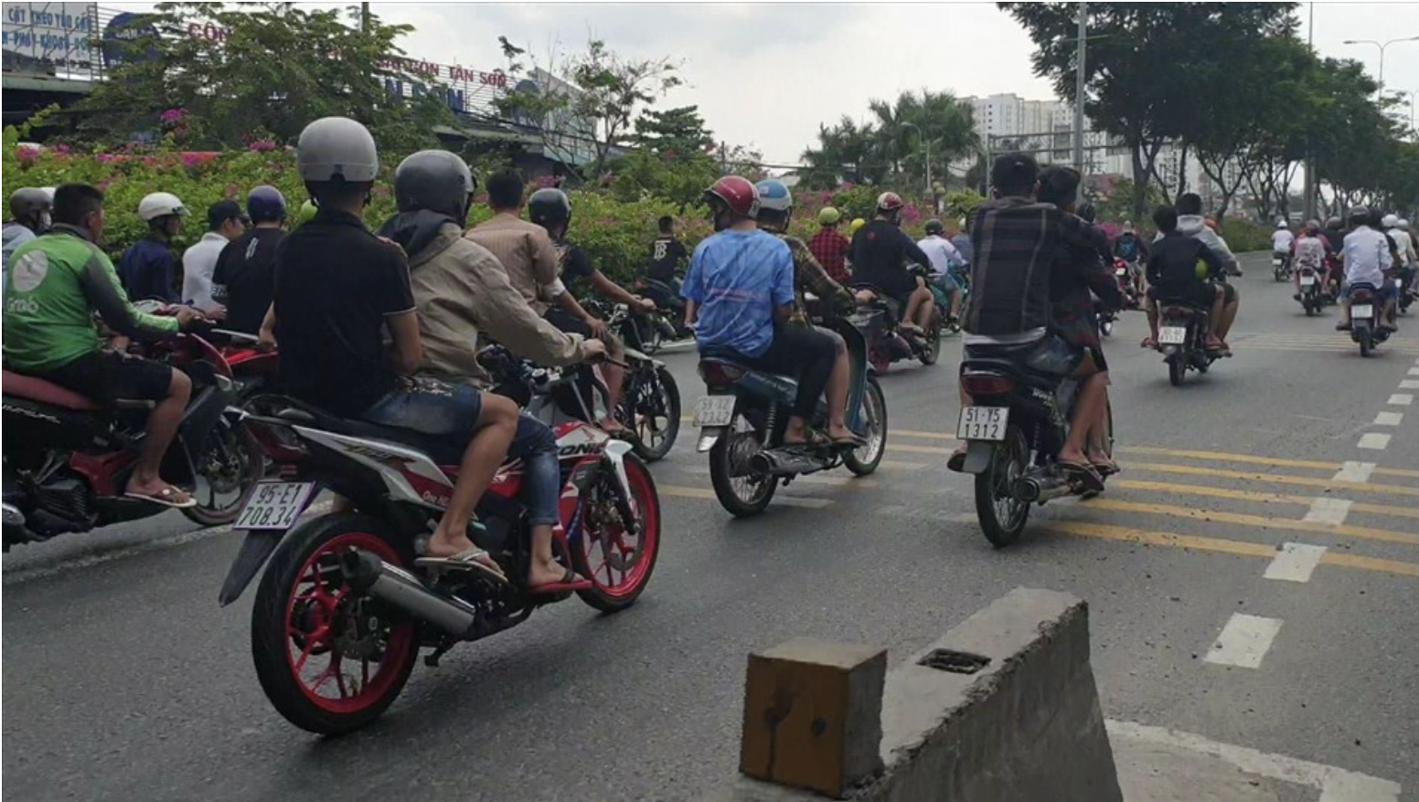 Canh sat chan nhom thanh nien lai 20 xe may vao cao toc hinh anh