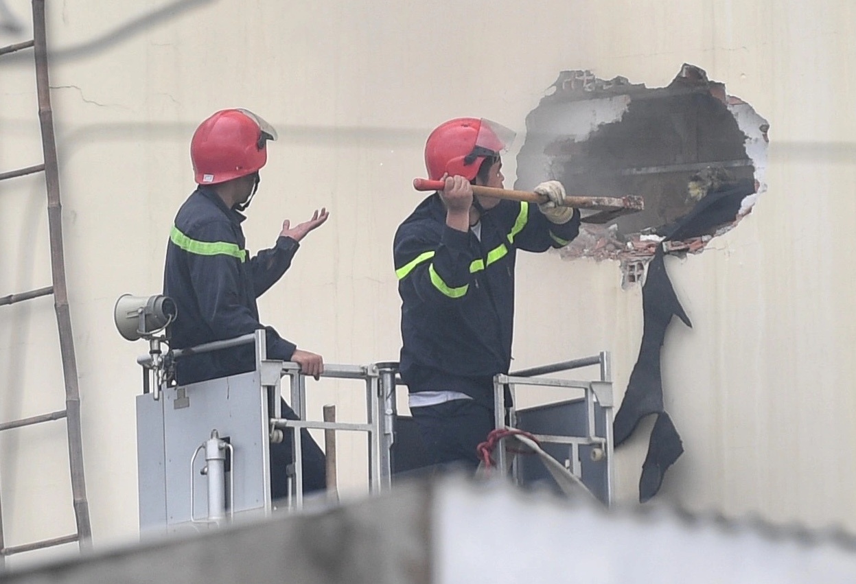 Camera ghi canh luc lua bung len trong quan karaoke An Phu hinh anh