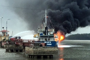 Tau cho xang bat ngo boc chay tren song o Dong Nai hinh anh