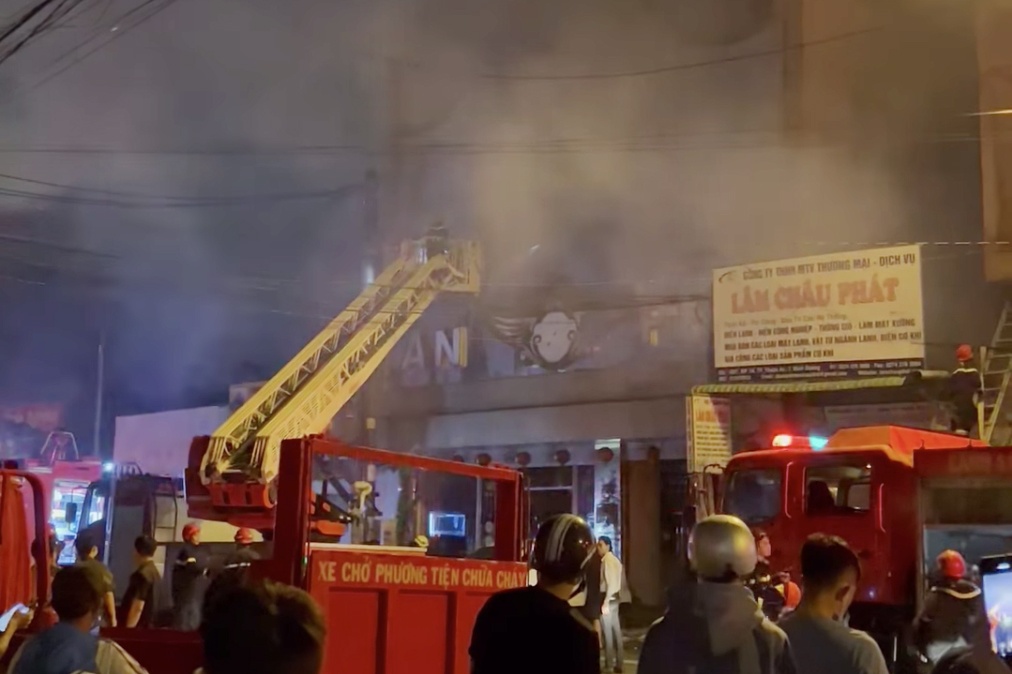 Canh sat dieu xe thang chua chay quan karaoke o Binh Duong hinh anh