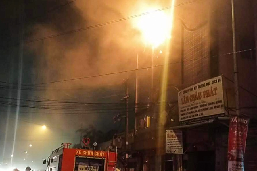 Chay quan karaoke o Binh Duong, nhieu nguoi nhay lau thoat than hinh anh