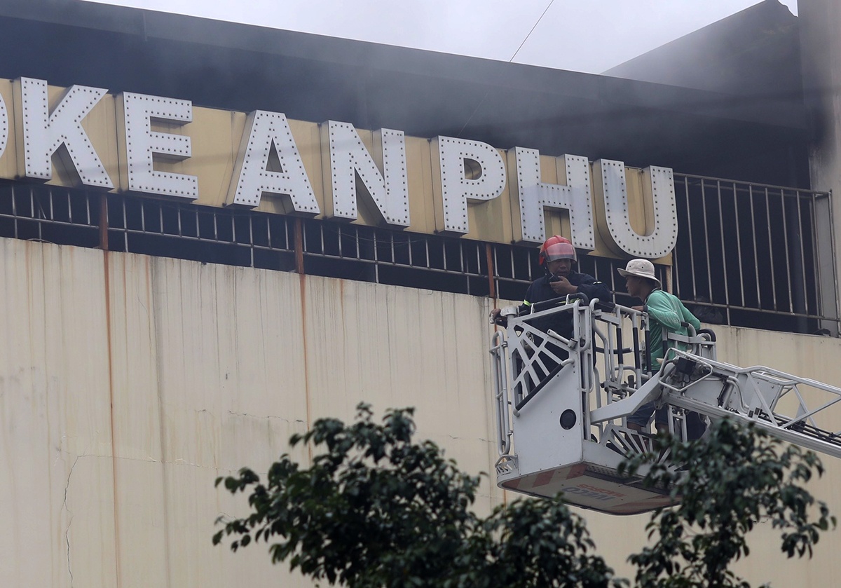 Nhieu nguoi la het vo vong, nhay lau khi chay quan karaoke hinh anh