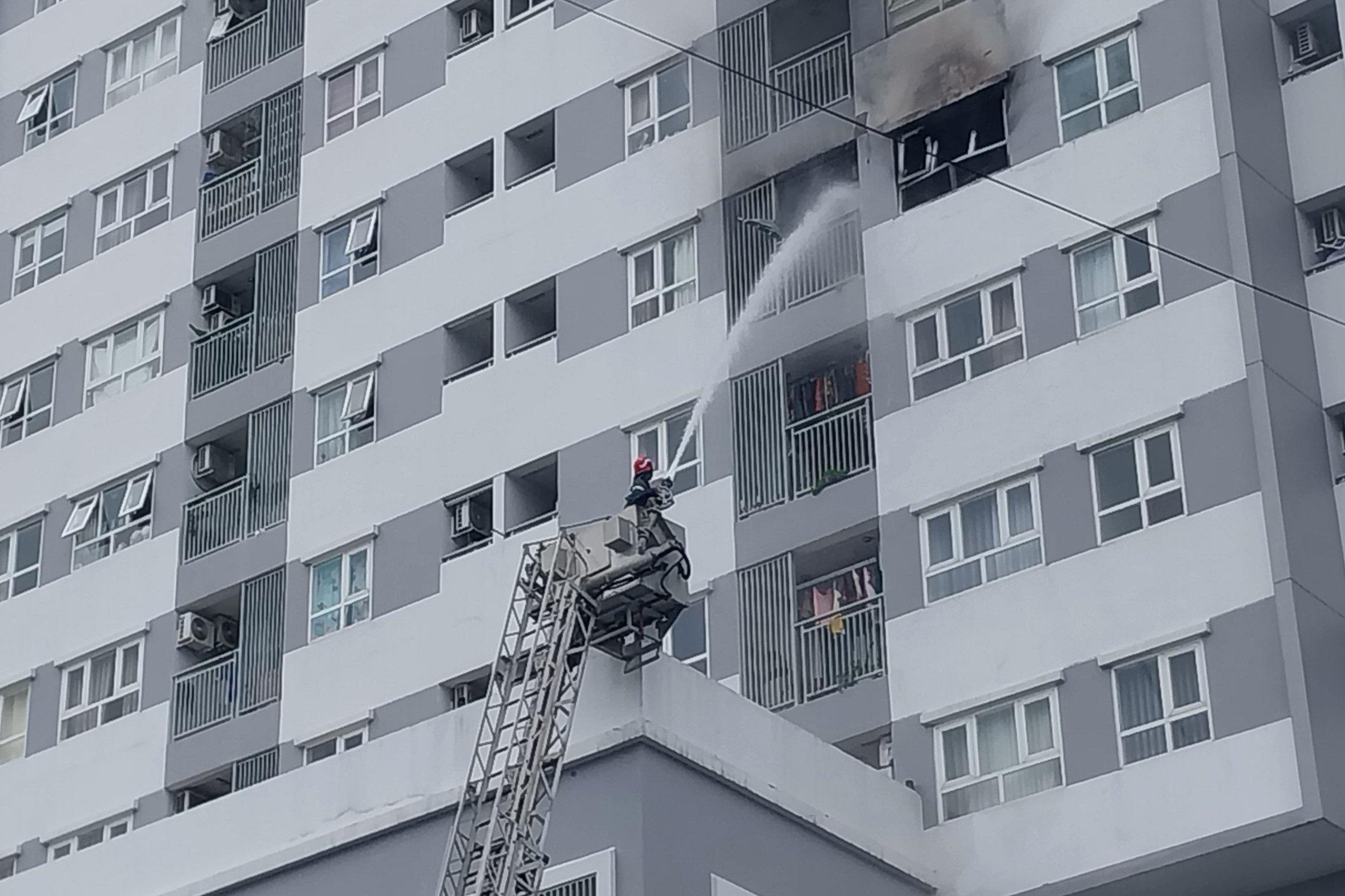 Chay chung cu o TP.HCM, nhieu nguoi hoang loan thao chay hinh anh