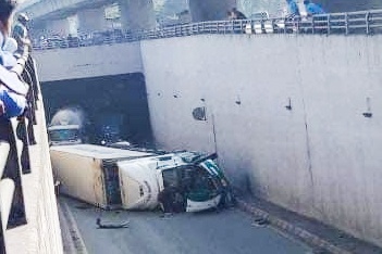 Xe container lat, chan toan bo ham chui nga tu Vung Tau hinh anh