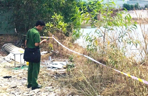 Thi the nguoi dan ong thieu no duoi ho nuoc hinh anh