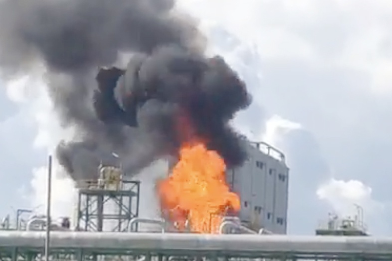 Nha may loc dau o Vung Tau boc chay ngun ngut hinh anh