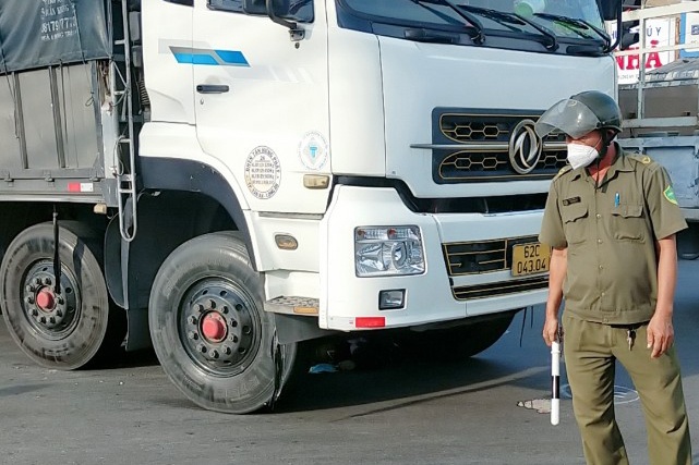 Nguoi phu nu bi xe tai can tu vong khi dung den do hinh anh