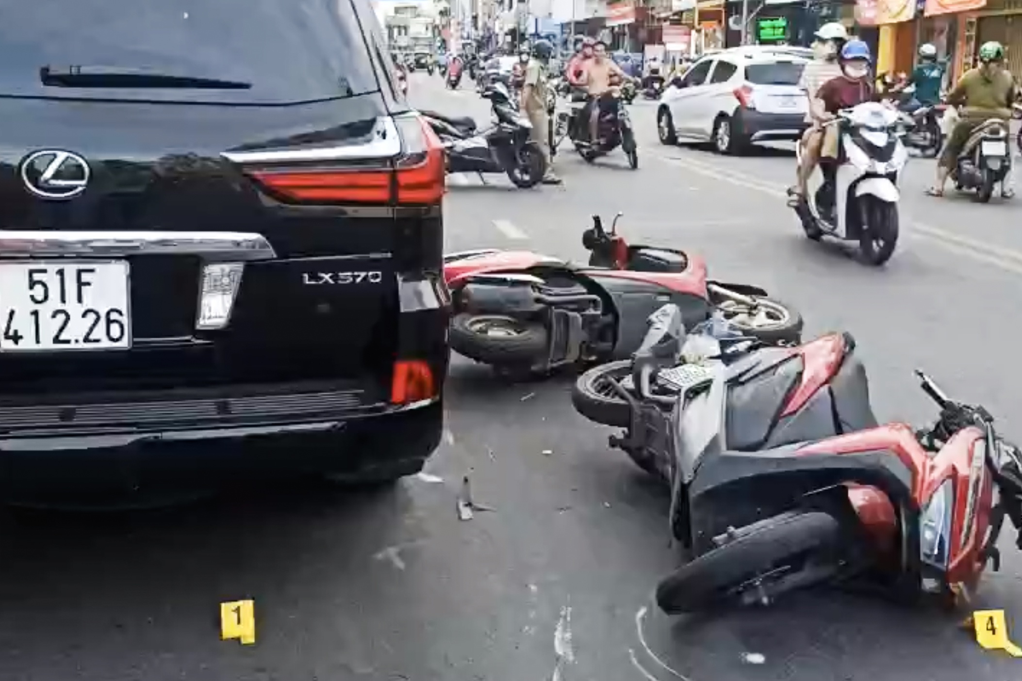 Tai xe Lexus LX570 khai dap nham chan ga, tong hang loat xe may hinh anh