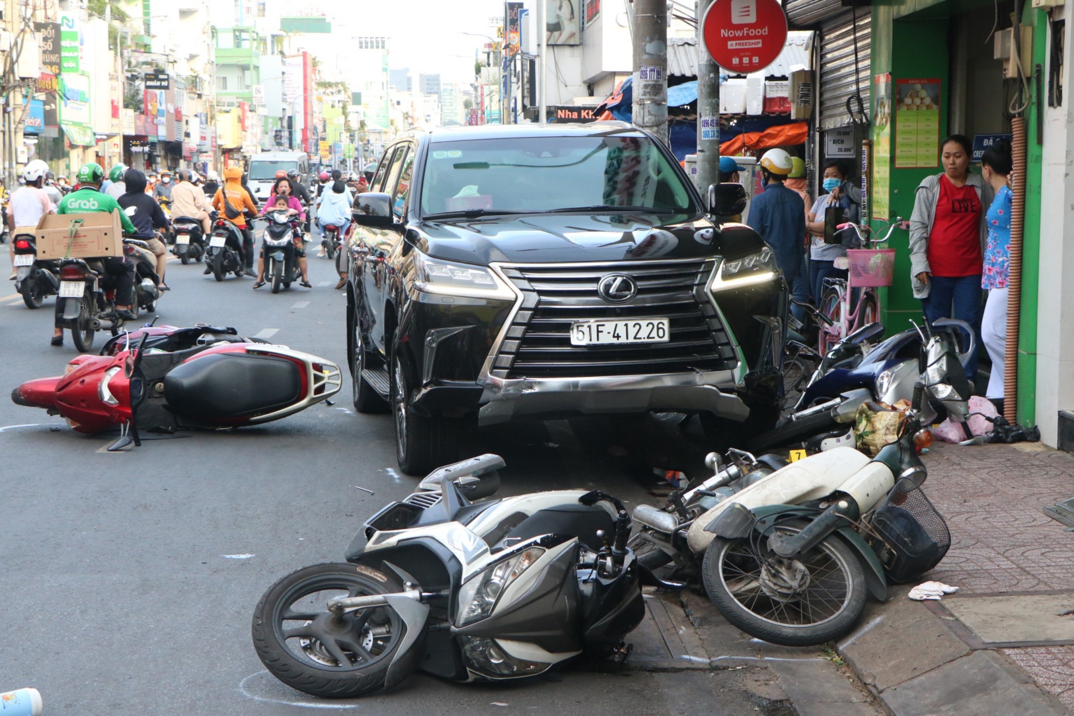 Lexus LX570 tong hang loat xe may o TP.HCM hinh anh