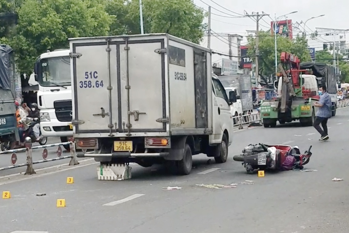 Nguoi phu nu bi xe tong tu vong khi di cho o TP.HCM hinh anh