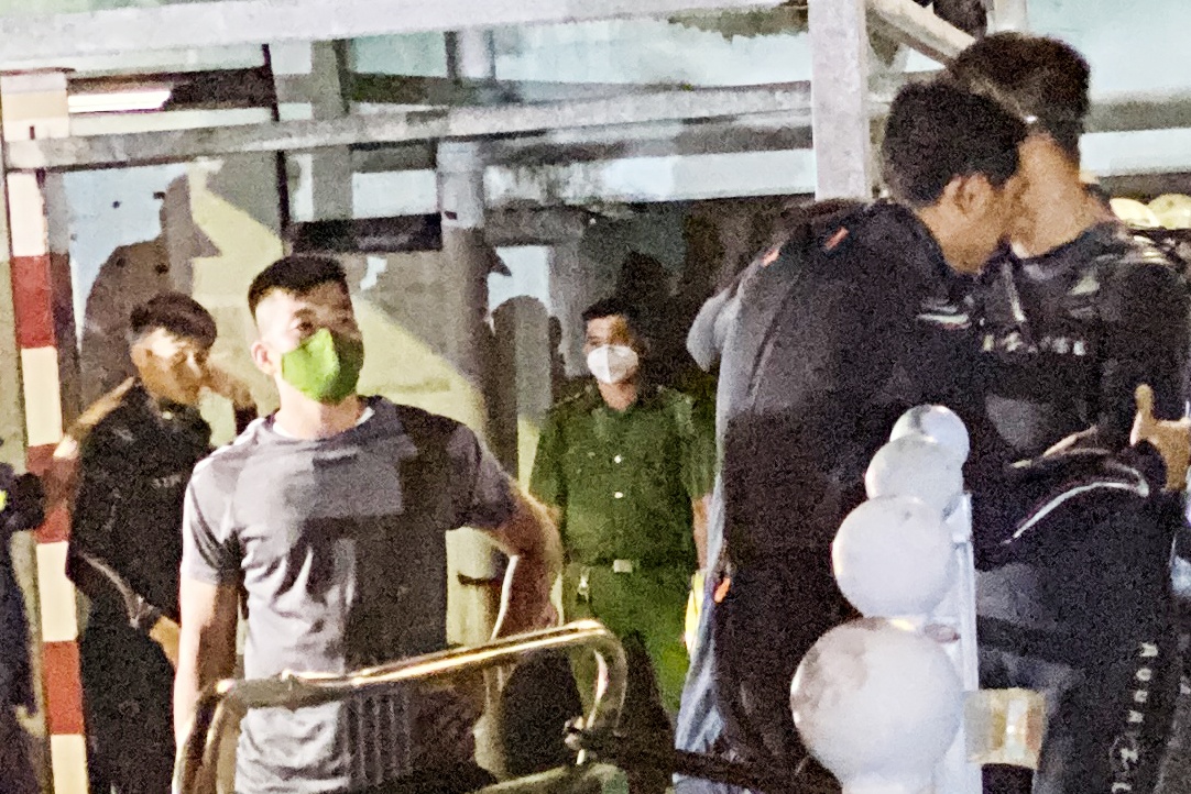 Nhan chung ke luc nguoi dan ong tu thieu roi nhay kenh Lo Gom hinh anh