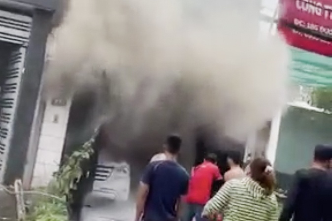 Oto boc chay ngun ngut trong can nha o TP.HCM hinh anh