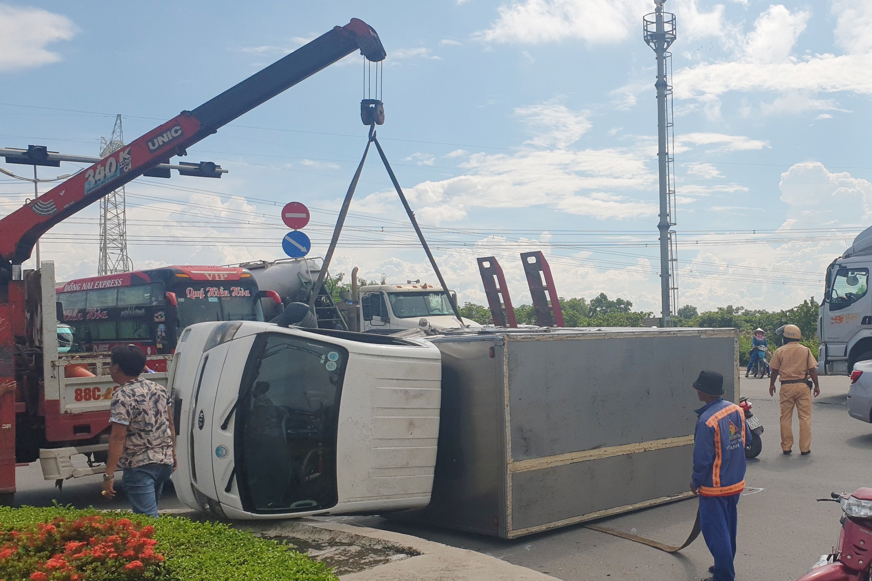 Va cham xe container, oto tai lat giua duong o TP.HCM hinh anh