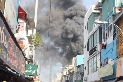 Chay nha 3 tang o TP.HCM, nhieu nguoi thao chay hinh anh