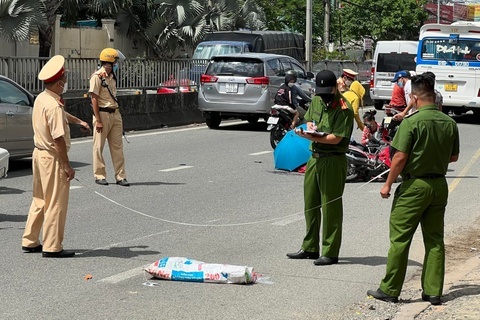 Nguoi phu nu thiet mang khi va cham voi xe container hinh anh