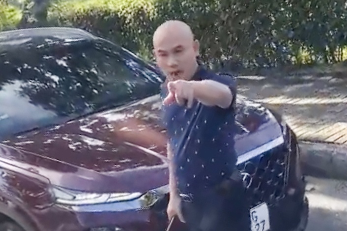 Cong an moi tai xe xung 'chanh thanh tra' len lam viec hinh anh