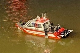 Canh sat lan song Sai Gon trong dem tim nguoi nhay cau hinh anh