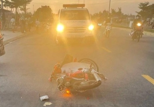 Nguoi phu nu bi xe khach tong manh, keo le 50 m hinh anh